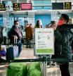 Aeropuerto de Barcelona medidas anti-covid en la zona publica, distansias de seguridad en los asientos, marcado en los suelos, cartelería, mamparas, gel desinfectante.