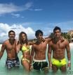 Mario Casas con su hermanos: Oscar, también actor, a su lado, Christian y Sheila disfrutando de unas vacaciones en las playas de México