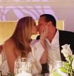 El beso de la pareja en su fiesta de compromiso