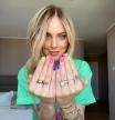 Chiara Ferragni muestra su nueva manicura de colores