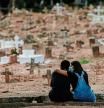 -FOTODELDIA- BRA01. RIO DE JANEIRO (BRASIL), 06/04/21.- Una pareja llora a una mujer víctima de la COVID-19 que fue sepultada hoy en un cementerio de Río de Janeiro. Brasil registró 4.195 muertes asociadas a la covid-19 en las últimas 24 horas, nuevo máximo diario, y acumula 336.947 fallecidos desde el inicio de la pandemia hace poco más de un año, informaron este martes fuentes oficiales. EFE/Antonio Lacerda