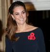 Kate Middleton luciendo una diadema XXL en negro.