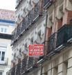 Una inmobiliaria anuncia un piso en alquiler el dÃ­a que el Consejo de Ministros prevÃ© aprobar un plan que contempla una lÃ­nea de microcrÃ©ditos avalados por el Estado, ayudas directas y la suspensiÃ³n de desahucios durante seis meses una vez acabe el estado de alarma en determinados supuestos, para lo que cuenta con movilizar 700 millones de euros, con el objetivo de mitigar los efectos del Covid-19, en Madrid (EspaÃ±a), a 31 de marzo de 2020. CORONAVIRUS;COVID-19;ESTADO DE ALARMA;PANDEMIA;CRISIS;ECONOMÃA;CONSEJO DE MINISTROS;ALQUILER Marta FernÃ¡ndez Jara / Europa Press 31/03/2020