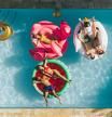 10 flotadores y colchonetas para convertirnos en los reyes y reinas de la piscina este verano