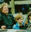 LA PRINCESA DIANA DE GALES CON HIJOS GUILLERMO Y ENRIQUE EN UN PARQUE ACUATICO