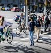 La DGT recuerda la multa que te puede caer por cruzar un paso de peatones sin bajar de la bici