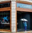 BARCELONA/MADRID, 20/04/2021.- Fotografía de archivo (07/10/2017), de una mujer que observa el interior de la sede de Caixabank en la plaza del Ayuntamiento de Valencia. La dirección de CaixaBank ha anunciado este martes que, tras la integración de Bankia, pretende recortar su plantilla en 8.291 personas, lo que supone un 18,67 % del total de empleados del banco en España, y cerrar 1.534 oficinas en el país, el 27,2 % de la red, es decir, una de cada cuatro. EFE/Manuel Bruque