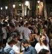 Desalojo por parte de la guardia urbana de grupos de persona haciendo botellon en la rambla del Born de Barcelona