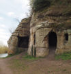 La cueva excavada en la piedra arenisca se encuentra entre Foremark e Ingleby, en el sur de Derbyshire