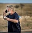 Alec Baldwin habla por teléfono en el parking frente a la Oficina del Sheriff del Condado de Santa Fe, Nuevo México, después de ser interrogado sobre el tiroteo en el set de rodaje.