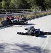 Motorista accidente de moto en la carretera