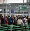 Activitat intensa i alguna cua a l'aeroport d'El Prat.
