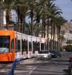 Imagen del Tram de Alicante junto a la playa del Postiguet.