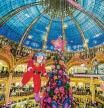 -FOTODELDÍA- París (Francia), 20/12 / 2021.- El tradicional árbol de Navidad gigante de los grandes almacenes Galeries Lafayette se encuentra bajo su gran cúpula en París, Francia, 20 de diciembre de 2021. El presidente francés Macron ha anunciado una serie de medidas de restricción de salud como anticipación de la llegada de la nueva variante Omicron y para combatir el resurgimiento de la pandemia de la enfermedad por coronavirus (COVID-19). (Francia) EFE / EPA / CHRISTOPHE PETIT TESSON