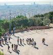 FOTO: MANÉ ESPINOSA. PRIMER DIA DE AMBIENTE EN EL INTERIOR DE ESCUELAS. IMAGEN DE ALUMNOS DE PRIMARIA EN LA ESCUELA VIROLAI. ALUMNOS DE BACHILLERATO EN EL PATIO DE LA ESCUELA CON VISTAS DE BARCELONA DE FONDO