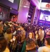 Gente esperando en el exterior de la discoteca Apolo esta madrugada