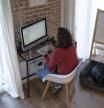 Una mujer haciendo teletrabajo en su casa