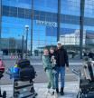 Lundberg junto a su familia a la salida del aeropuerto de Copenhague