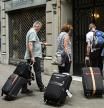 Turistas accediendo a un apartamento turístico en la avenida Gaudí de Barcelona