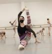 Olga Mykhailichenko, ex bailarina de la Ópera de Odesa, calentando en la escuela del Ballet Ruso de Barcelona