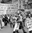 Neoyorquinos se manifiestan contra la inflación en 1970.