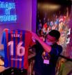 Fiebre por Pedri. El canario se ha convertido en el jugador del equipo masculino del Barça que más camisetas vende; en la imagen, un empleado sostiene una prenda con el nombre y el dorsal del centrocampista de moda