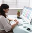 Un mujer utiliza Excel en su ordenador