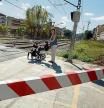 Veins de Montcada i Reixac passen a peu per les vies del tren mentre la barrera esta baixada. Plataforma Soterrament Total exigeix el soterrament de les vies del tren. Montcada i Reixac. 13/10/14 Foto Gemma Miralda.