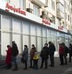 Un grupo de personas hace cola para obtener efectivo en una sucursal de Alfa Bank, en Moscú