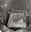 Dos trabajadores en el interior del túnel, equipo de Avance, 1.ª fase de excavación.