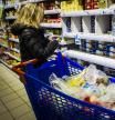 Una mujer hace la compra en un supermercado