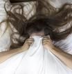 Una mujer se tapa la cara tras una pesadilla