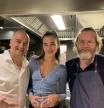 Los cocineros Romain Fornell y Rafa Peña junto a Dua Lipa en su vista a Gresca