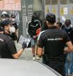 Operación policial para desalojar a los ocupas delincuentes de un bloque de pisos en Mataró