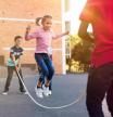 Niños saltando a la cuerda