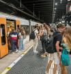 FOTO: MANÉ ESPINOSA. IMAGEN DE LO ANDENES DE LA ESTACIÓN DE SARRIÀ DE LOS FGC LLENO DE ESTUDIANTES UNIVERSITARIOS ESPERANDO UN TREN CON DIRECCIÓN SABADELL PARA IR A LA UAB. DOS AMIGOS SE BESAN EN LA ESTACIÓN.