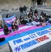 Un grupo de personas LGTB muestran su apoyo a la ley trans en la plaza Sant Jaume de Barcelona.