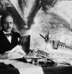 Filippo Tommaso Marinetti posa con diversas publicaciones futuristas