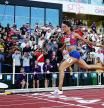 Sydney McLaughlin cruza la meta, el viernes en Eugene
