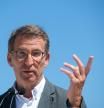 El presidente del PP, Alberto Núñez Feijóo, visitó ayer Porto do Son (A Coruña)