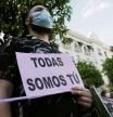 Miembros de la Plataforma de la Violencia contra la Mujer en Córdoba se concentran este jueves en la Plaza de las Tendillas en protesta por la sentencia de hoy contra la Manada de Pozoblanco. 04/06/2020