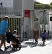 Dos padres llevan a sus hijos a la guardería Patufet, durante el primer día de curso académico, a 5 de septiembre de 2022, en Barcelona, Catalunya (España). El curso escolar 2022/2023 comienza este año marcado por la implantación de la LOMLOE en los cursos impares, así como por la retirada de los protocolos contra la Covid-19. La 'vuelta al cole' será diferente en cada comunidad autónoma, siendo Cataluña la que más pronto comienza, pues arranca el curso hoy en enseñanzas de Infantil y Primaria, y el 7 de septiembre en Secundaria, Bachillerato y FP. 05 SEPTIEMBRE 2022;GOVERN;BARCELONA;CATALUÑA;GUARDERIA;GUARDERIA INFANTIL;CURSO;CURSO ACADEMICO Kike Rincón / Europa Press 05/09/2022