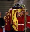 El féretro con los restos mortales de Isabel II a su llegada al palacio de Westminster
