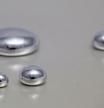 Gotas de mercurio sobre una superficie.