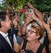 El líder del Movimiento 5 Estrellas (M5E), Giuseppe Conte, saluda a sus votantes en Milán