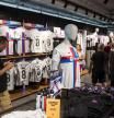 Tienda del FC Barcelona en el Spotify Camp Nou con las camisetas suplentes por falta de suministro de las titulares.