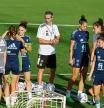 LAS ROZAS (MADRID), 01/09/2022.- El seleccionador español de fútbol femenino, Jorge Vilda (c), junto a sus jugadoras, durante el entrenamiento que el combinado nacional realiza hoy jueves en la Ciudad del Fútbol de Las Rozas, Madrid. EFE/SERGIO PÉREZ