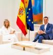 El presidente del Gobierno, Pedro Sánchez, durante la reunión que ha mantenido con la vicepresidenta segunda y ministra de Trabajo y Economía Social, Yolanda Díaz, este martes en Moncloa.