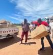 Trabajadores humanitarios de Save the Children cargan material en la ciudad de Tonj, en Sudán del Sur