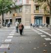Gente mayor cruzando la calle por un paso de peatones